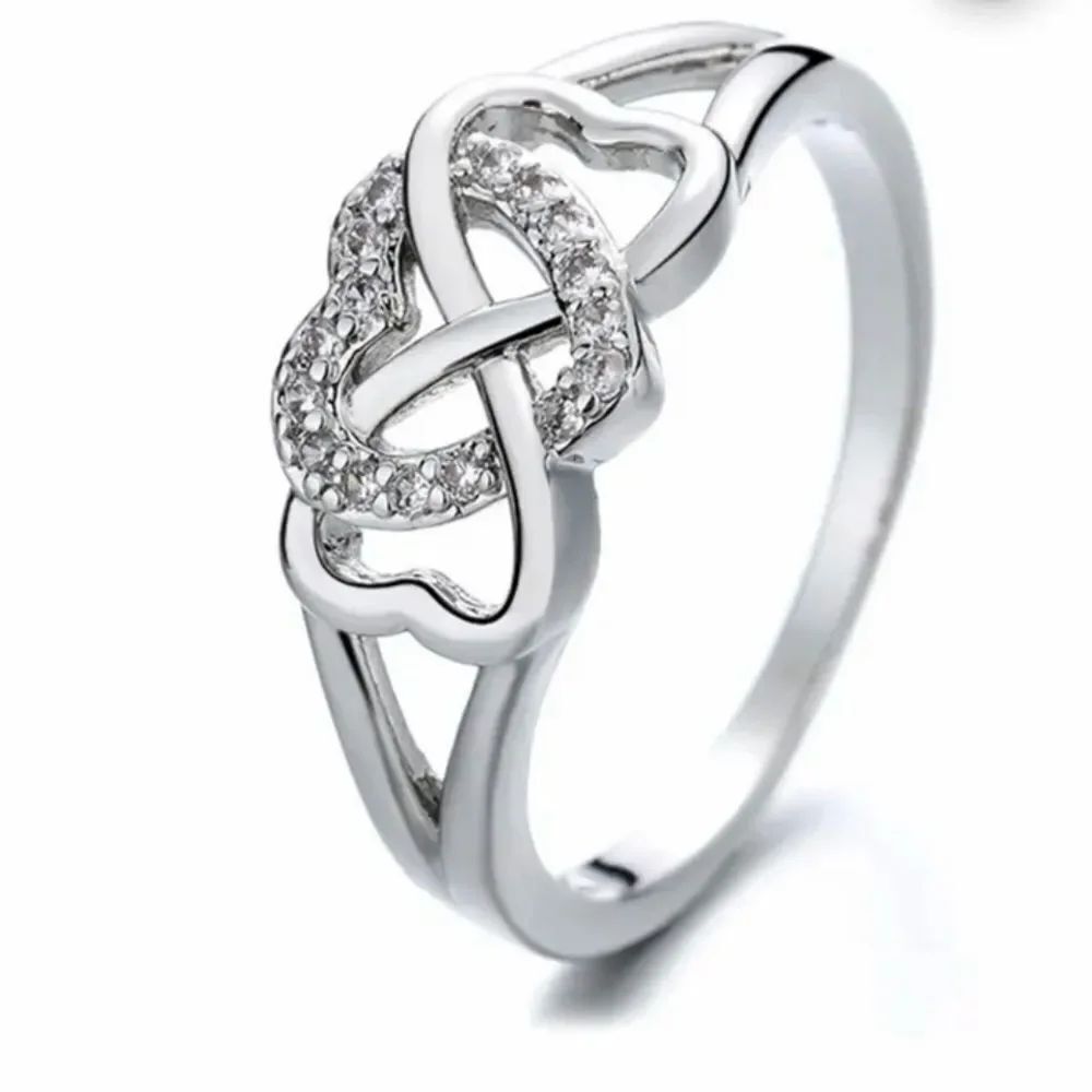 The 3 heart infinity ring in 925 and lab created stones. Sz 7 - Picture 4 of 13